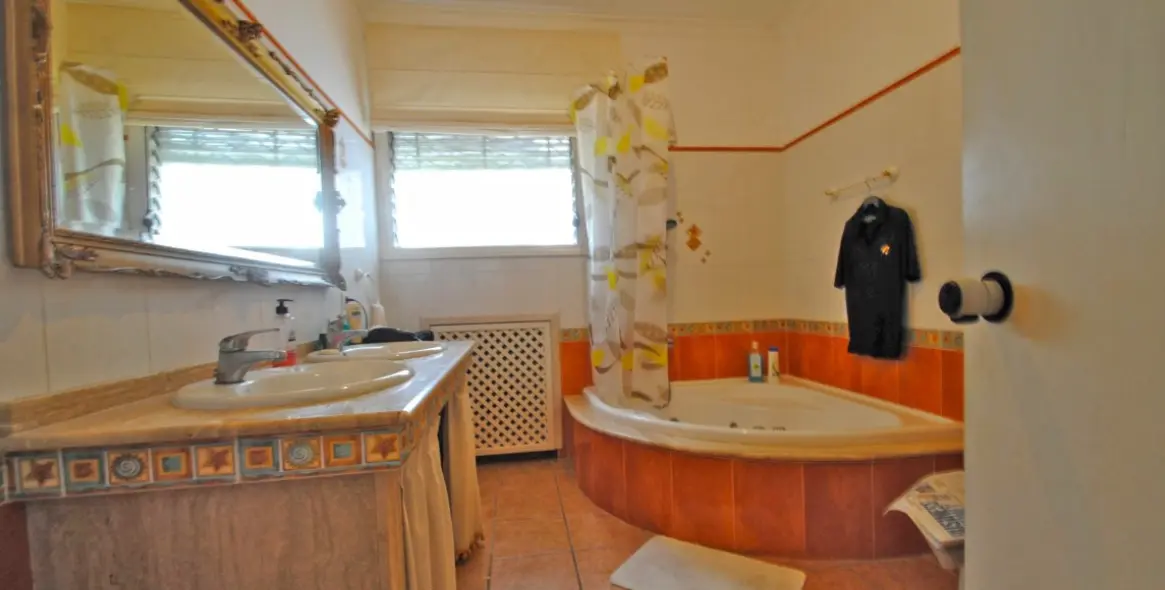 Продажа  отдельно стоящей виллы в Marbella East (район Elviria) 15