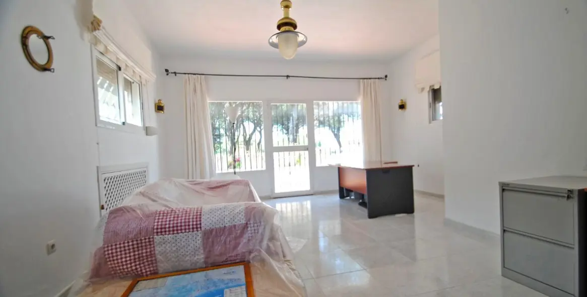 Продажа  отдельно стоящей виллы в Marbella East (район Elviria) 19