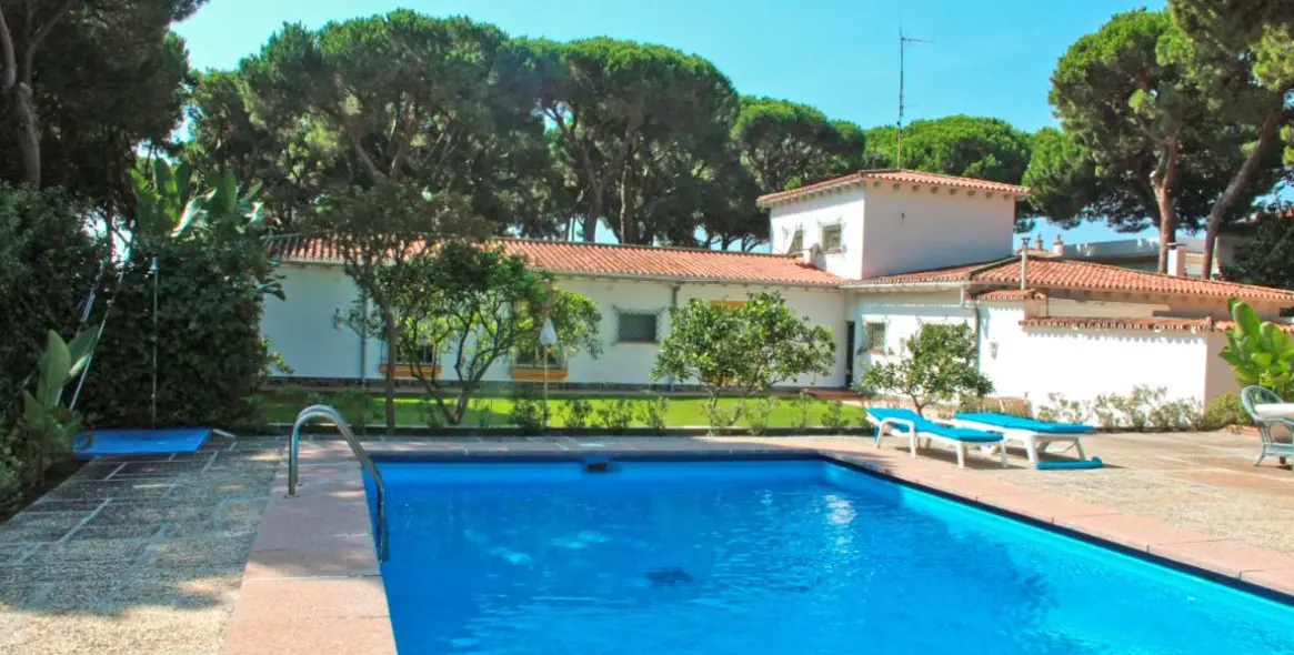 Sale of detached villa in Elviria 1