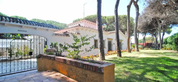 Sale of detached villa in Elviria 3