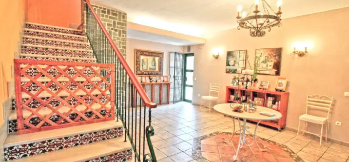 Продажа  отдельно стоящей виллы в Elviria 4