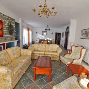 Продажа  отдельно стоящей виллы в Elviria