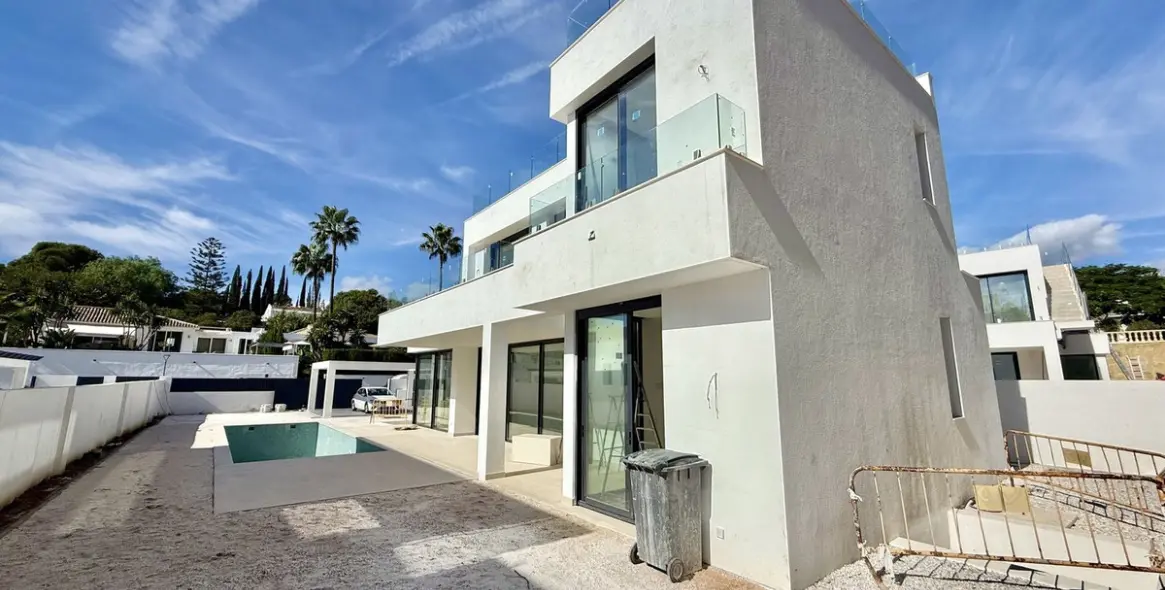 Продажа  отдельно стоящей виллы в Atalaya 4