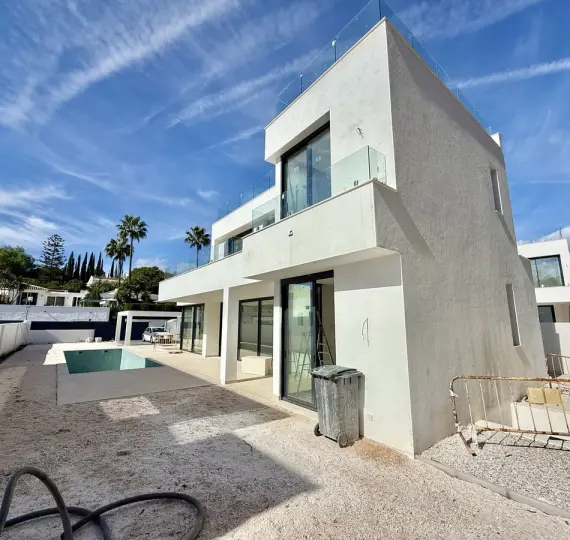 Продажа  отдельно стоящей виллы в Atalaya