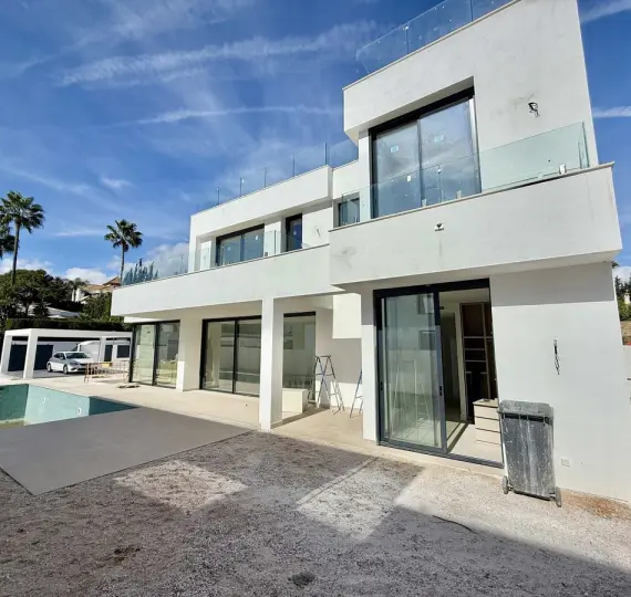 Продажа  отдельно стоящей виллы в Atalaya