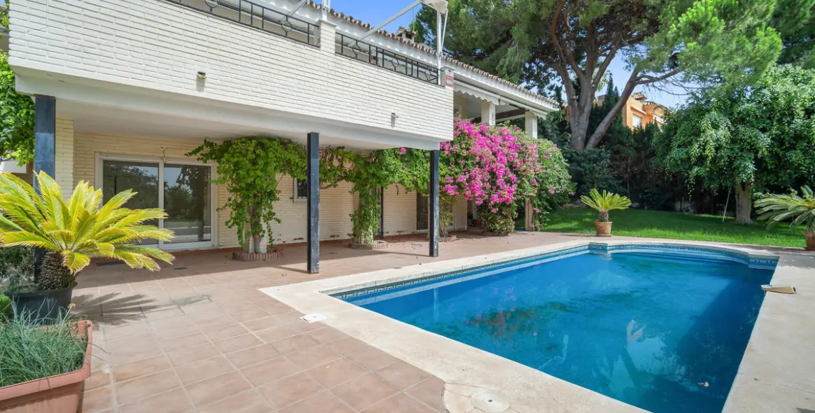 Продажа  отдельно стоящей виллы в Guadalmina Alta 1