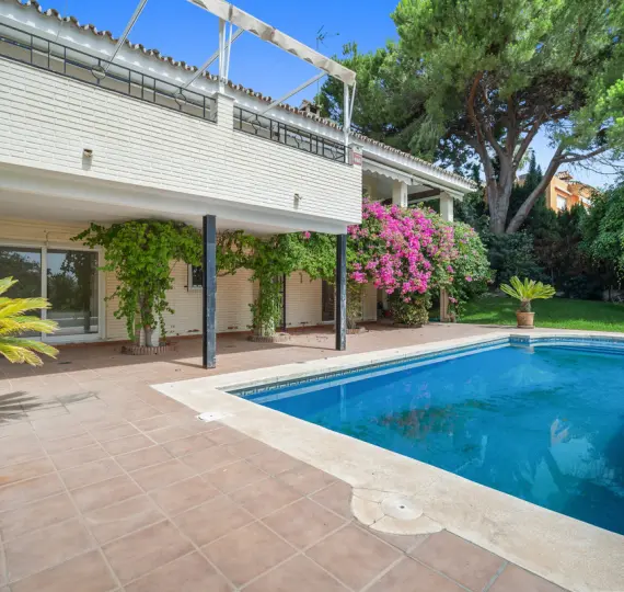 Продажа  отдельно стоящей виллы в Guadalmina Alta