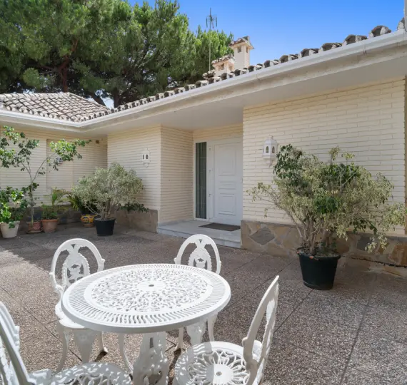 Продажа  отдельно стоящей виллы в Guadalmina Alta