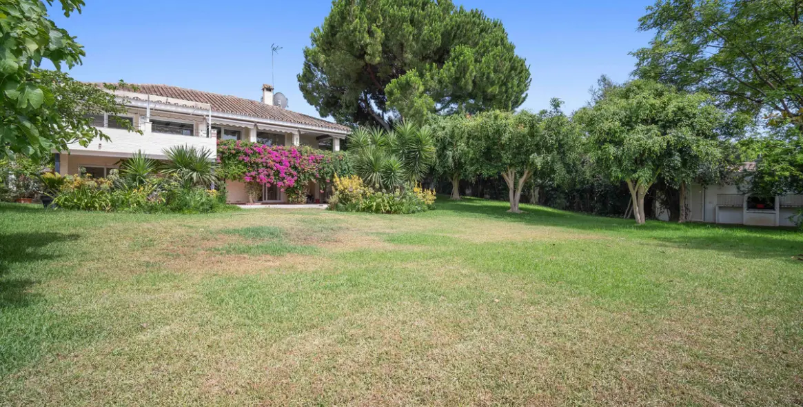 Продажа  отдельно стоящей виллы в Guadalmina Alta 7