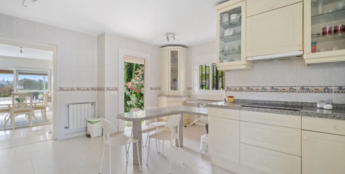 Продажа  отдельно стоящей виллы в Guadalmina Alta 13