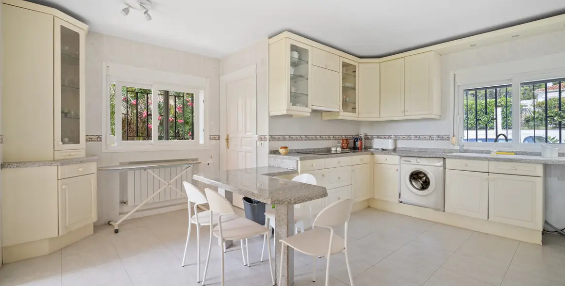 Продажа  отдельно стоящей виллы в Guadalmina Alta 14