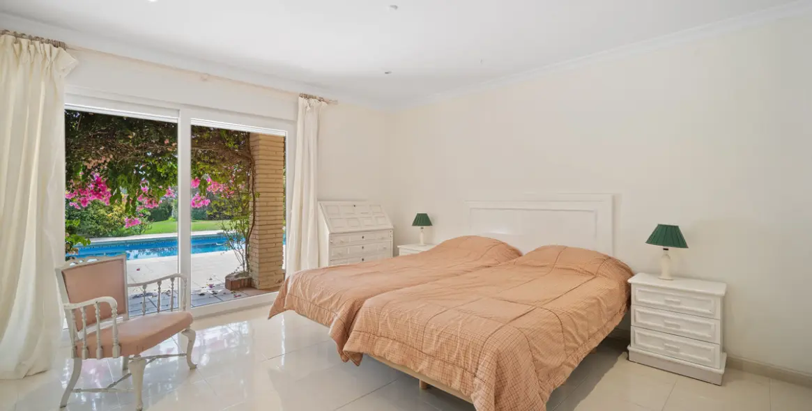 Продажа  отдельно стоящей виллы в Guadalmina Alta 16