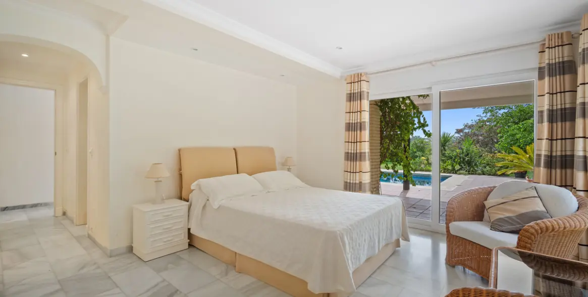 Продажа  отдельно стоящей виллы в Guadalmina Alta 18