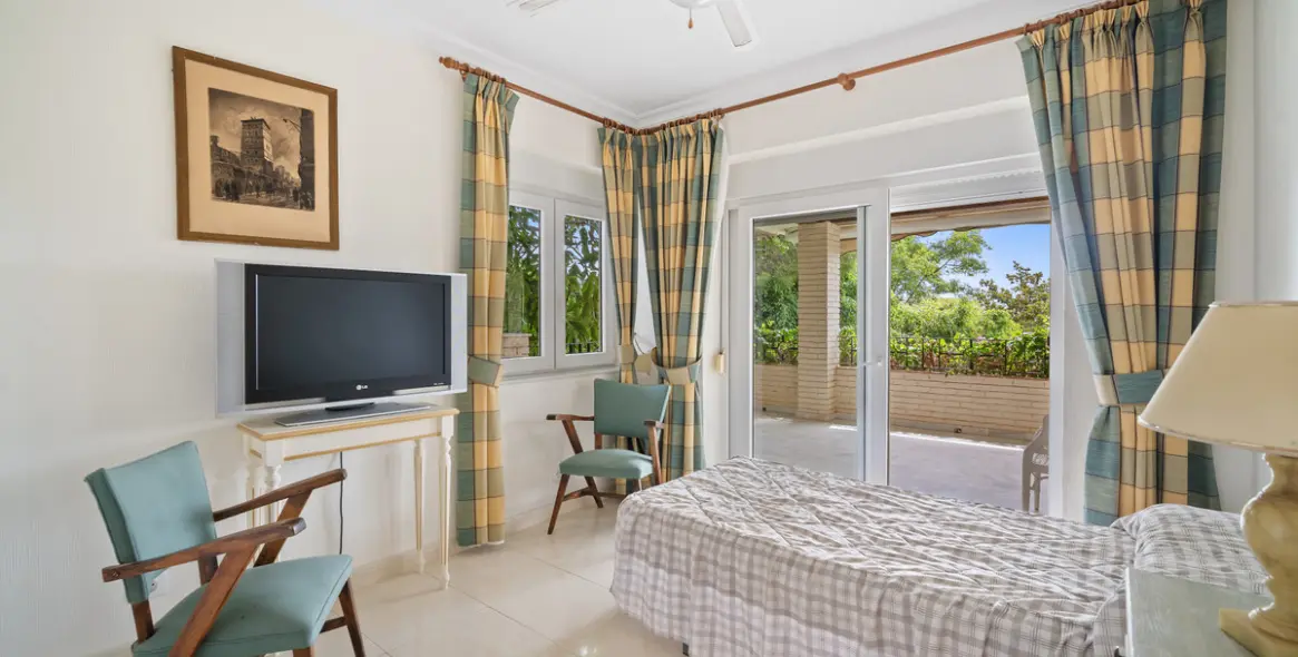 Продажа  отдельно стоящей виллы в Guadalmina Alta 22