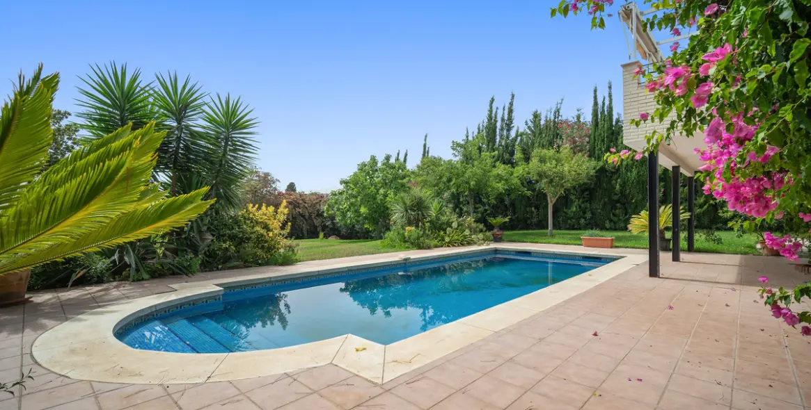 Продажа  отдельно стоящей виллы в Guadalmina Alta 26