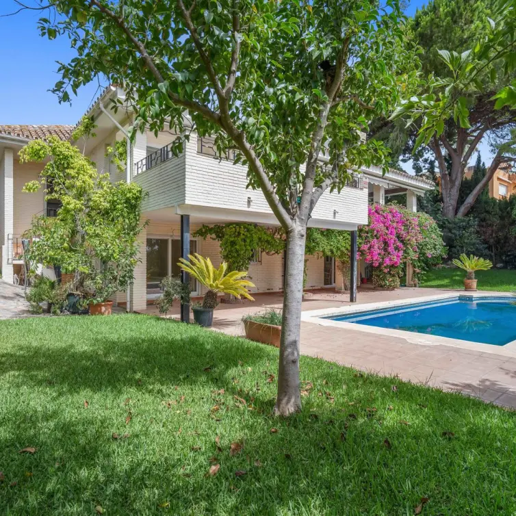 Venta de villa independiente en Guadalmina Alta
