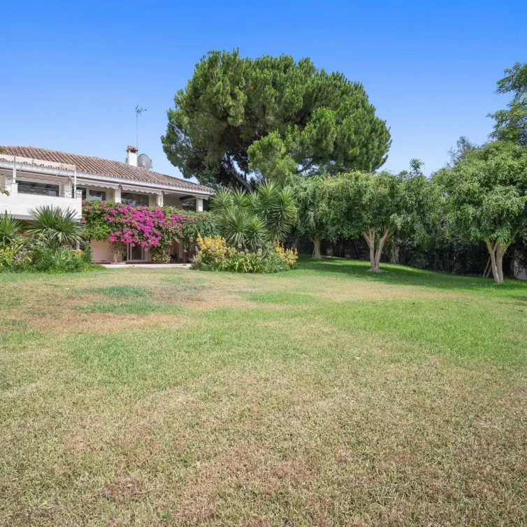 Venta de villa independiente en Guadalmina Alta