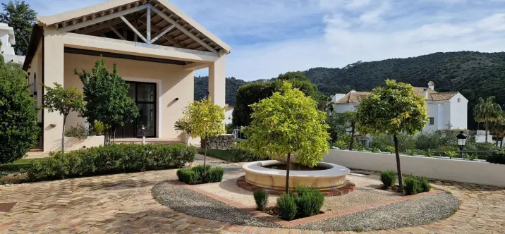 Venta de local comercial en Benahavís 1