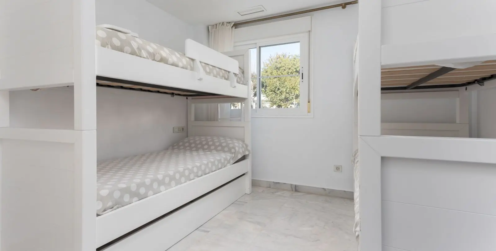 Продажа апартаментов на первом этаже в San Pedro de Alcántara 23