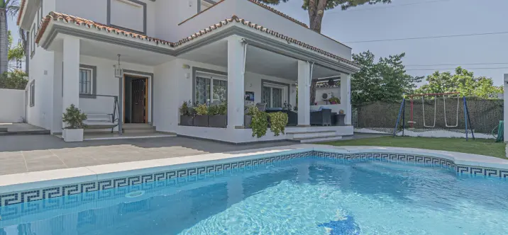 Venta de villa independiente en San Pedro de Alcántara 0