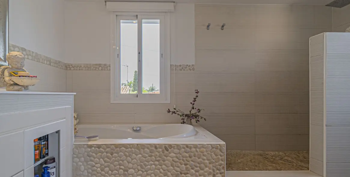 Venta de villa independiente en San Pedro de Alcántara 28