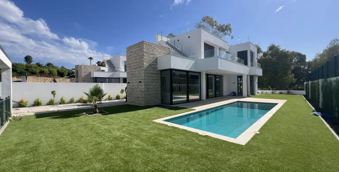 Продажа  отдельно стоящей виллы в Atalaya 1