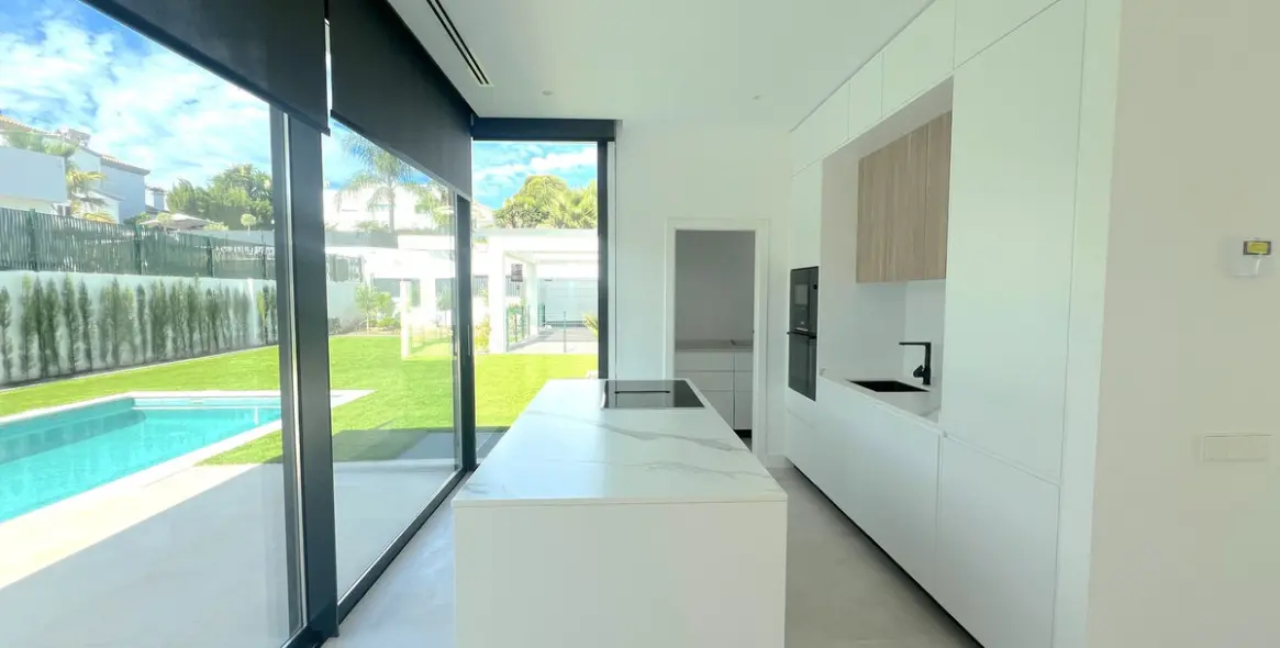 Продажа  отдельно стоящей виллы в Atalaya 16