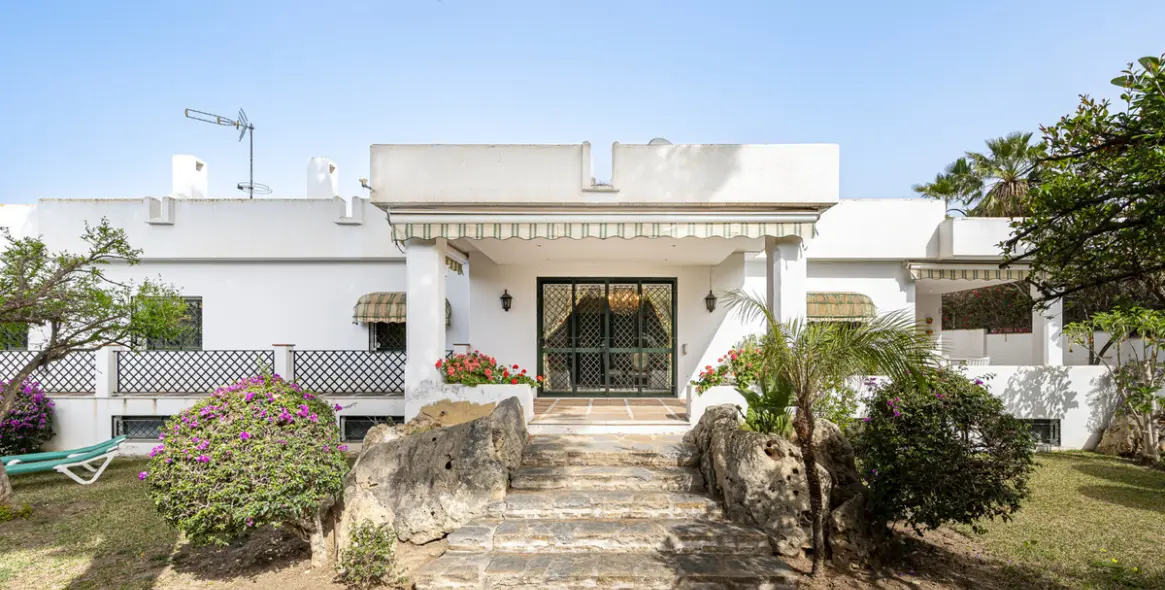 Sale of detached villa in Marbella (district Nagüeles) 1