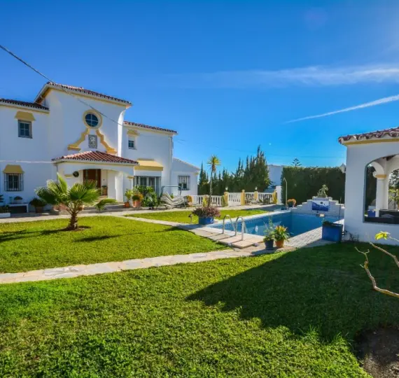 Sale of detached villa in Estepona