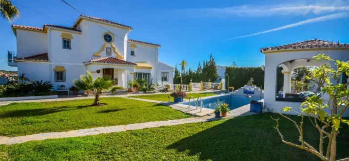Sale of detached villa in Estepona 0