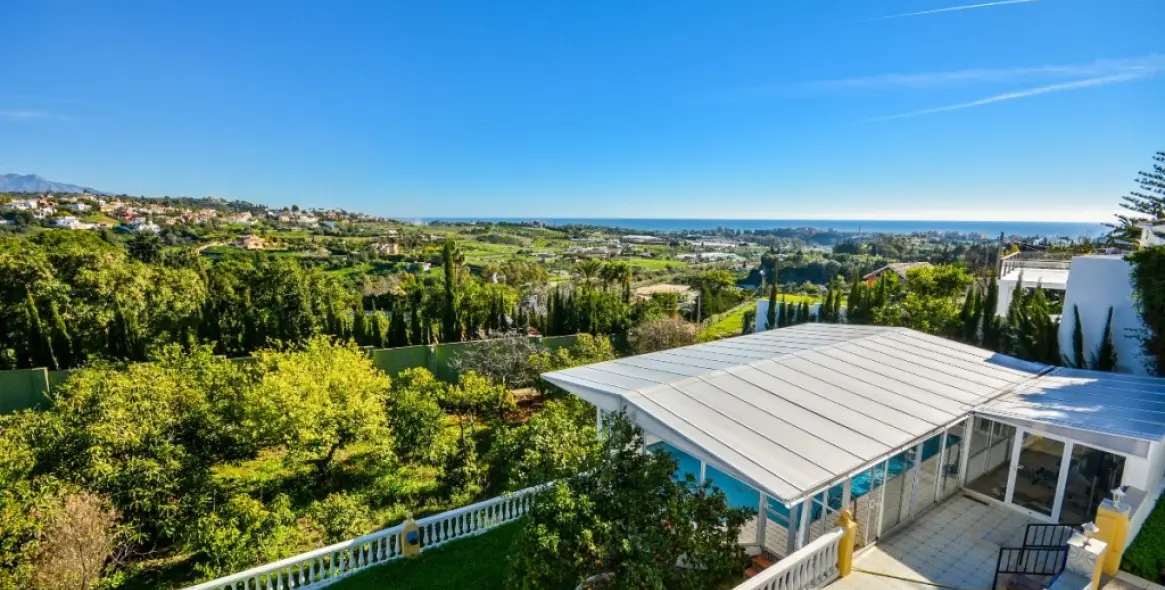 Sale of detached villa in Estepona 2