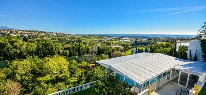 Sale of detached villa in Estepona 1