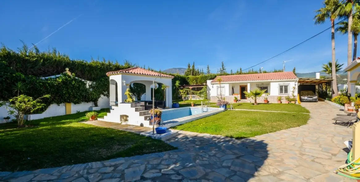 Sale of detached villa in Estepona 3