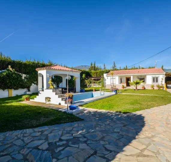 Sale of detached villa in Estepona