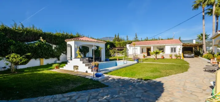 Sale of detached villa in Estepona 2