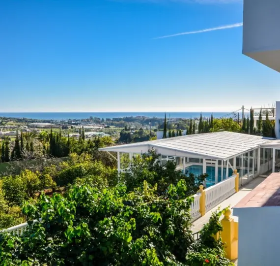 Sale of detached villa in Estepona