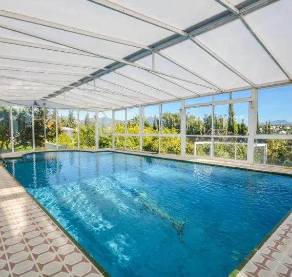 Sale of detached villa in Estepona