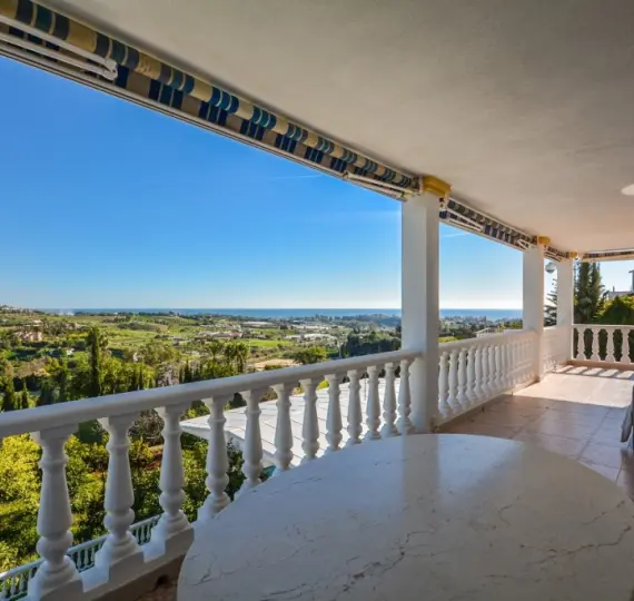 Sale of detached villa in Estepona