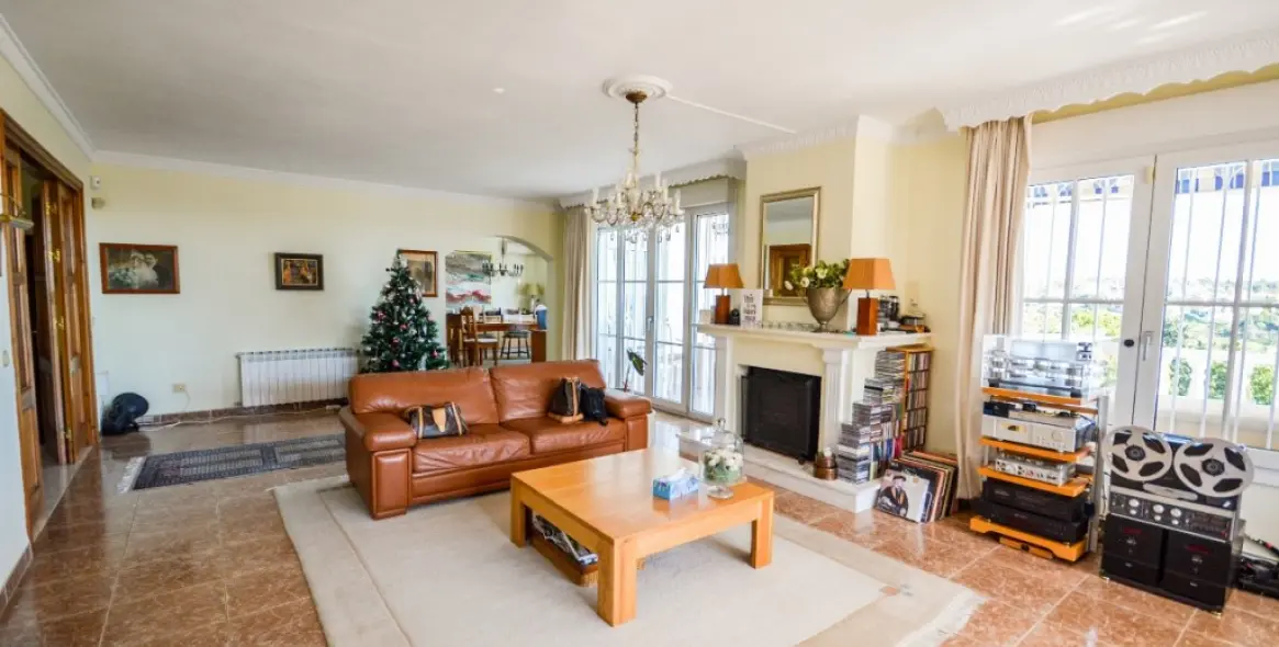 Sale of detached villa in Estepona 11