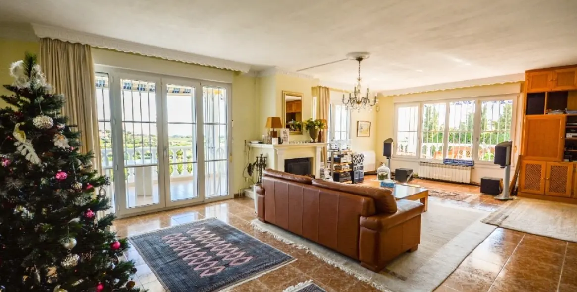 Sale of detached villa in Estepona 12