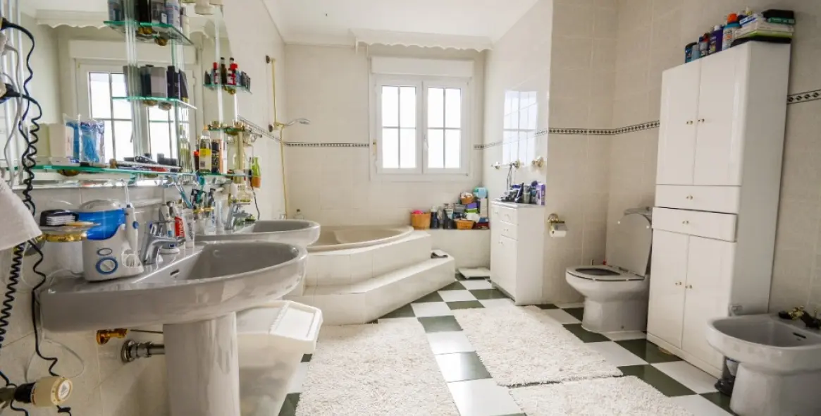 Sale of detached villa in Estepona 19