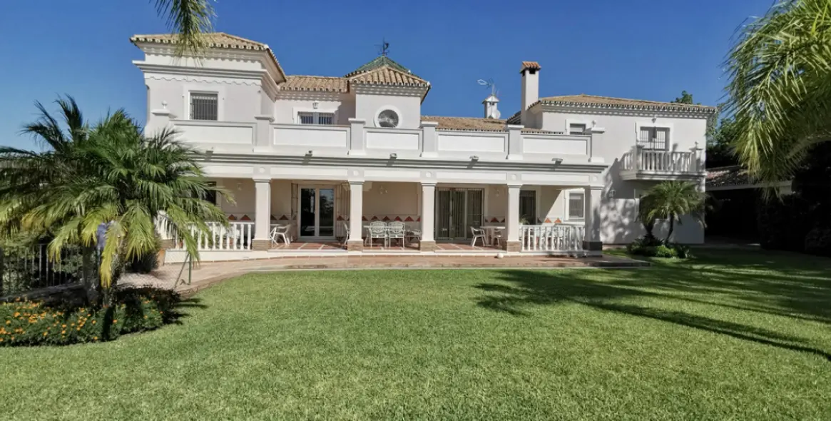 Продажа  отдельно стоящей виллы в Estepona 1