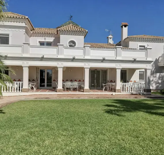Продажа  отдельно стоящей виллы в Estepona