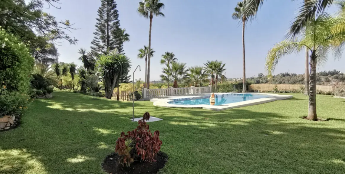 Продажа  отдельно стоящей виллы в Estepona 3