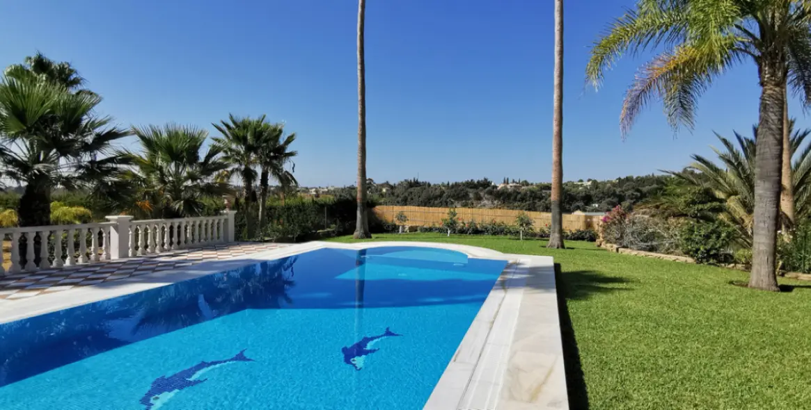 Продажа  отдельно стоящей виллы в Estepona 4