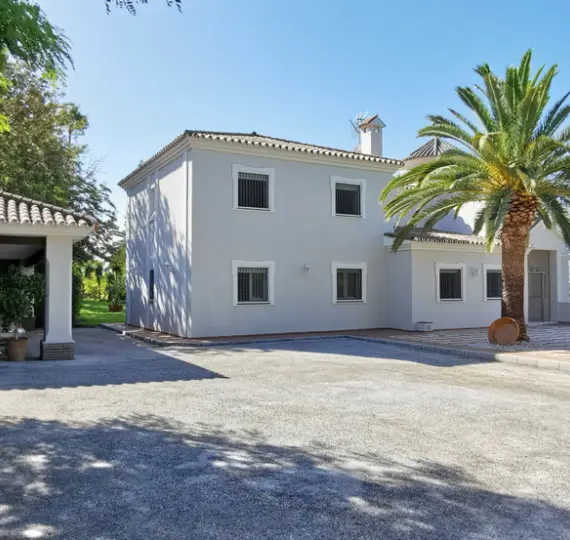 Продажа  отдельно стоящей виллы в Estepona