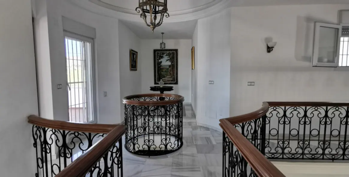 Продажа  отдельно стоящей виллы в Estepona 17