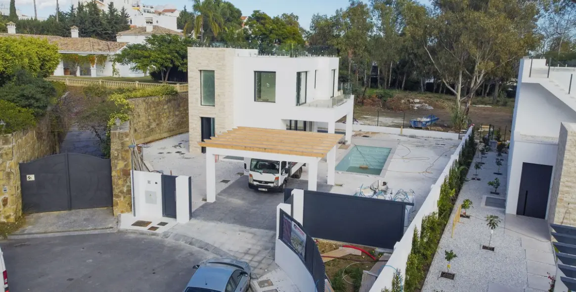 Sale of detached villa in New Golden Mile 3