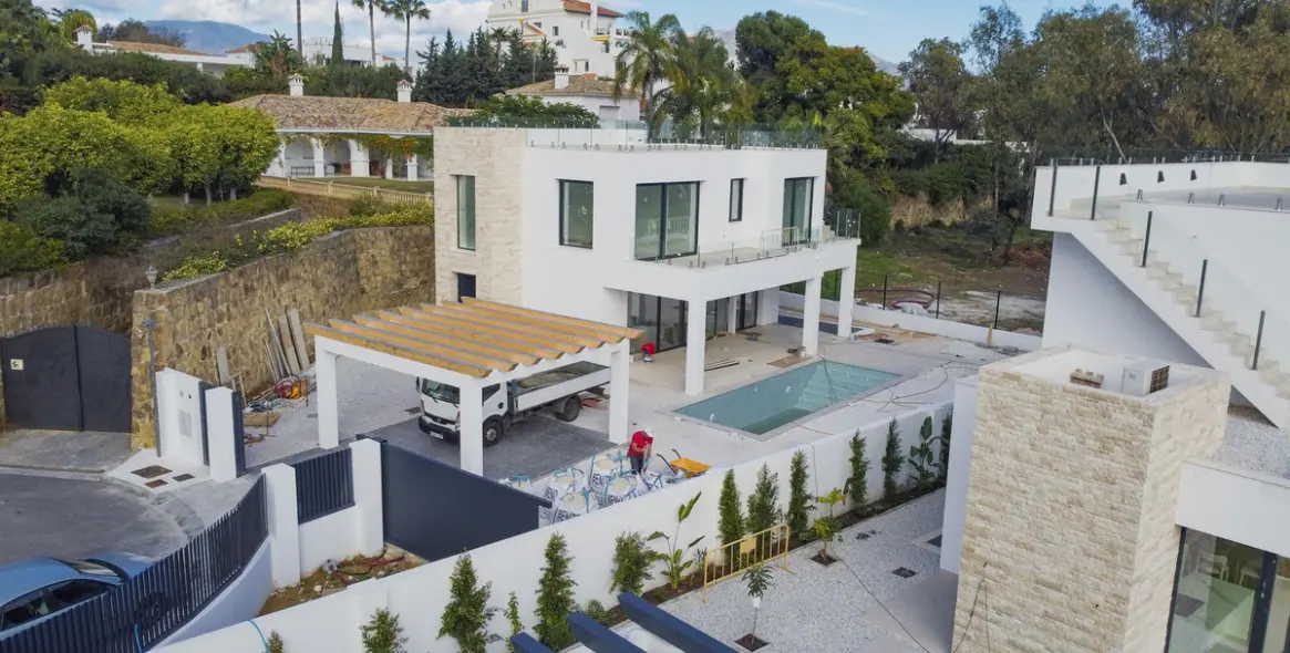 Sale of detached villa in New Golden Mile 4