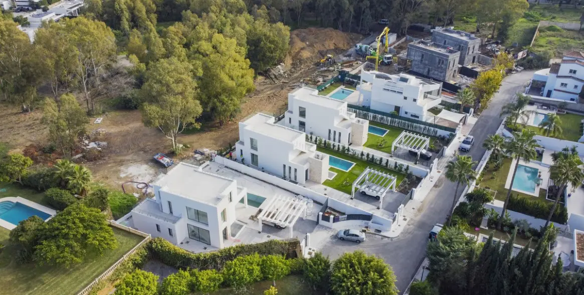 Sale of detached villa in New Golden Mile 5